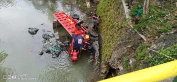 Truck Muatan Batu Terjun Ke Sungai, Sopir Dinyatakan Tewas 